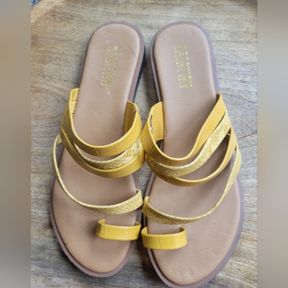 Kenneth Cole Reaction Yellow Strappy Sandals 7.5 'Scroll Toe Loop' EUC